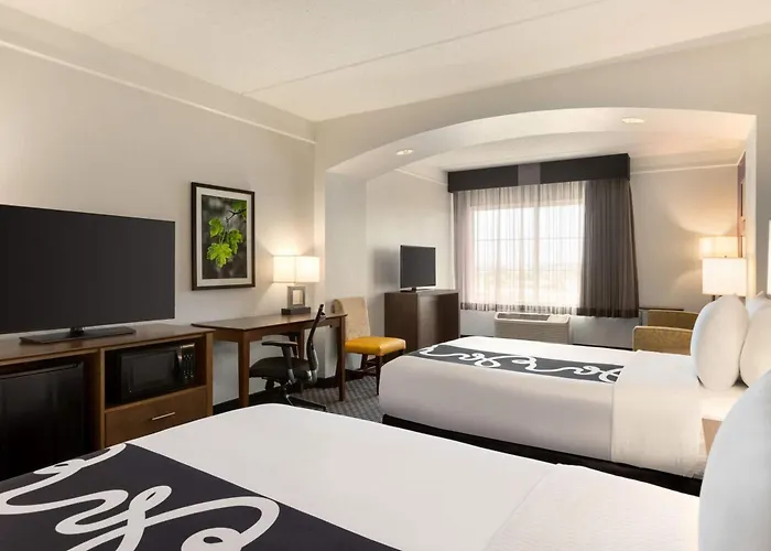 La Quinta By Wyndham Arlington North 6 Flags Dr Hotel