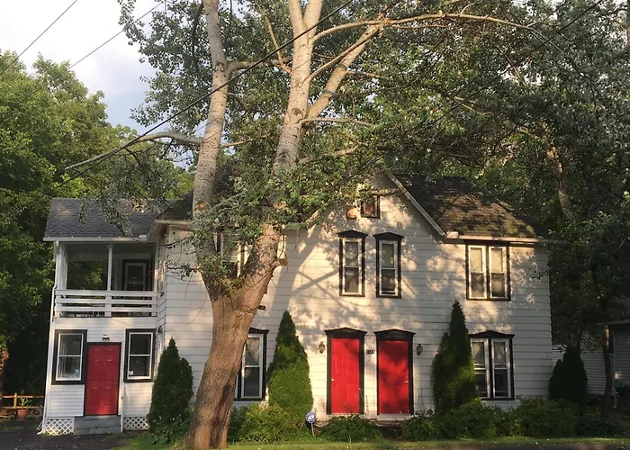 Glass Magnolia Bed & Breakfast