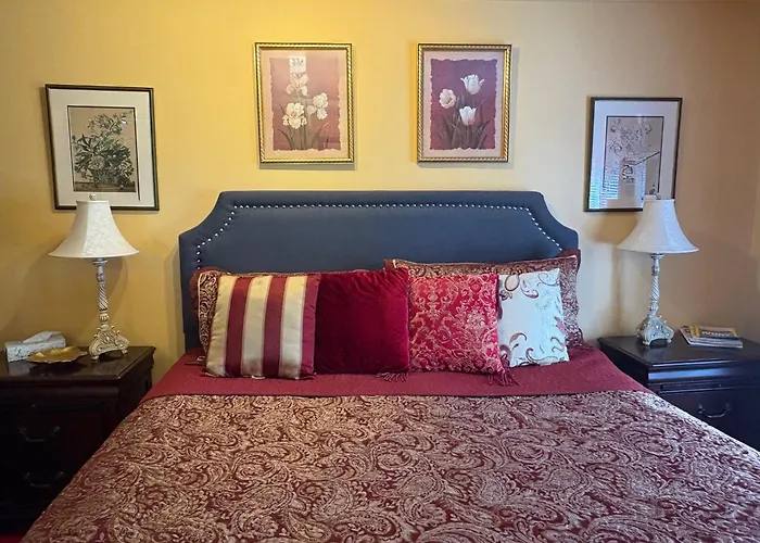 Glass Magnolia Bed & Breakfast