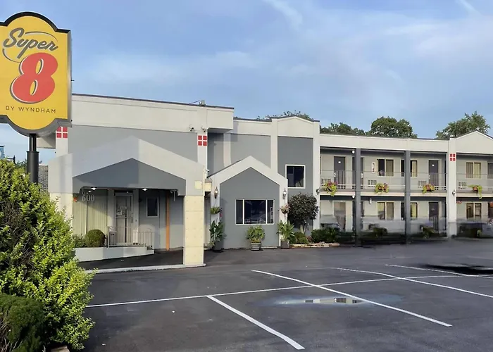 Super 8 By Wyndham Belleville St. Louis Area