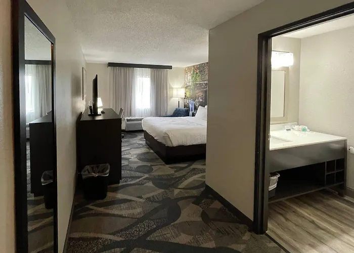 Clarion Pointe Fairborn Near Wright Patterson Afb