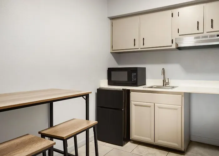Home Inn & Suites