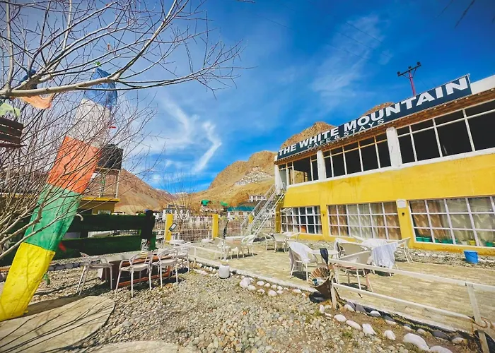 The White Mountain Stays & Cafe, Key