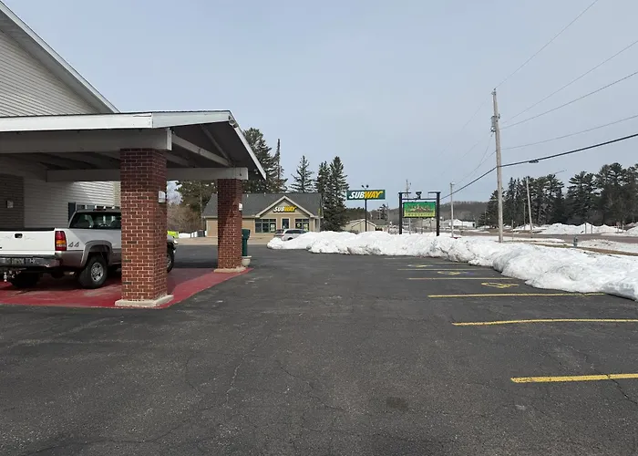 Iron Mountain Inn & Suites