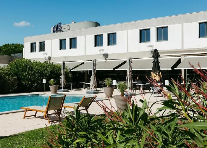 Hotel Sous les pins à Étoile-sur-Rhône