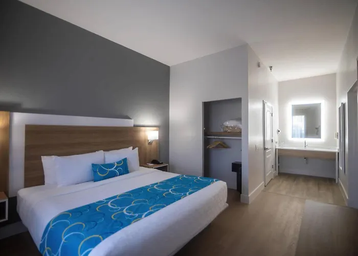 Clarion Inn & Suites Central Clearwater Beach