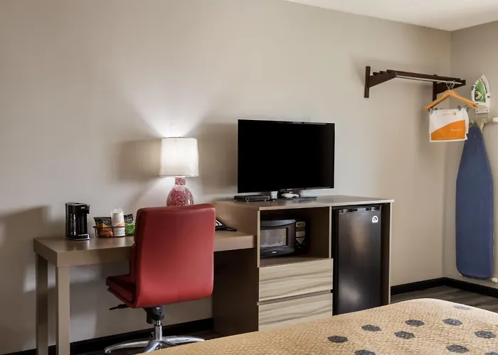 Econo Lodge Inn & Suites Canandaigua - Finger Lakes Area