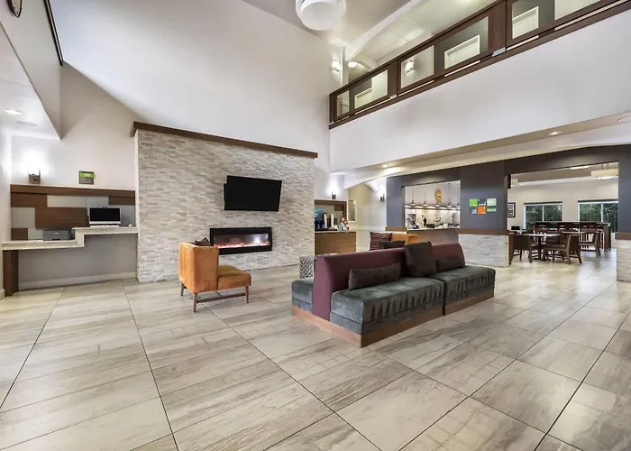 La Quinta By Wyndham Alvin Hotel