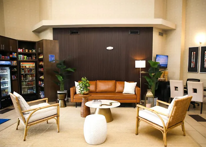 Holiday Inn Express & Suites Naples Downtown - 5Th Avenue By Ihg