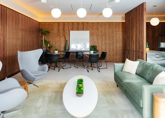 Frame Hotel - Treehouse