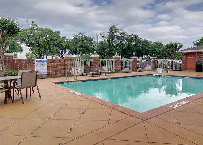 Holiday Inn And Suites Addison By Ihg