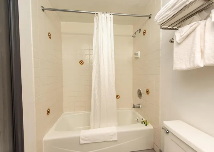 Oyster Bay Inn & Suites
