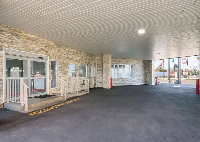 Econo Lodge Inn & Suites