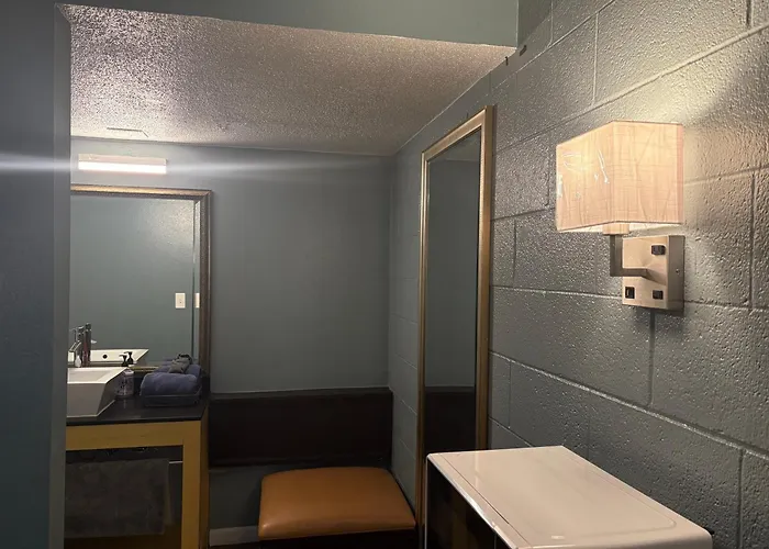 Lamplighter Motel