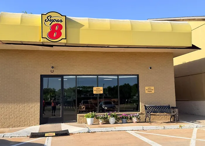 Super 8 By Wyndham Macomb