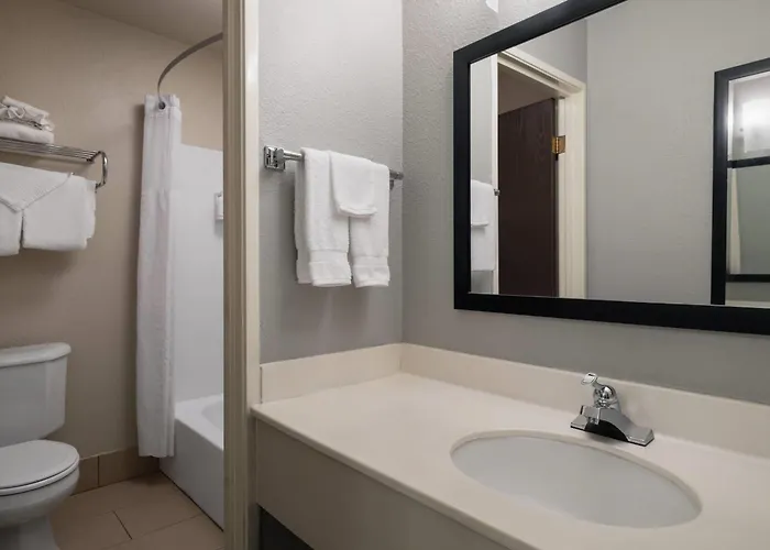 Baymont By Wyndham Waukesha