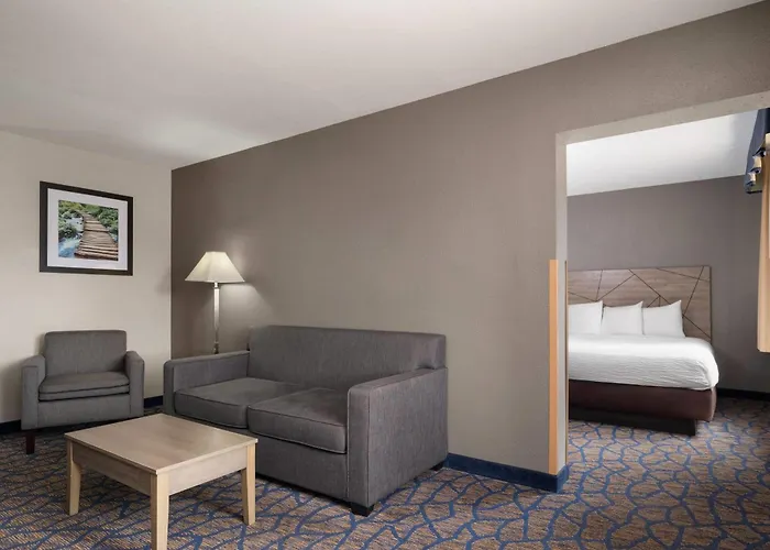 Baymont By Wyndham Waukesha