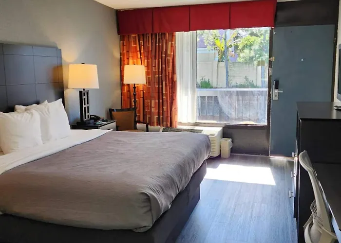 Quality Inn & Suites Gulf Breeze Bayside Near Pensacola Beach