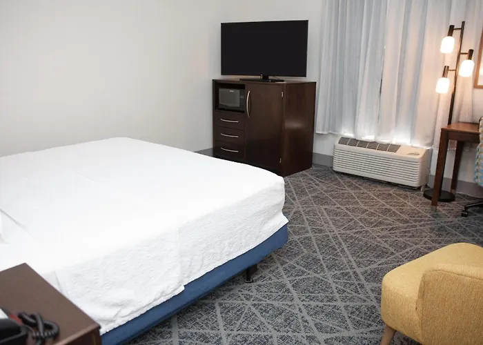 Hampton Inn & Suites - Faxon Exit