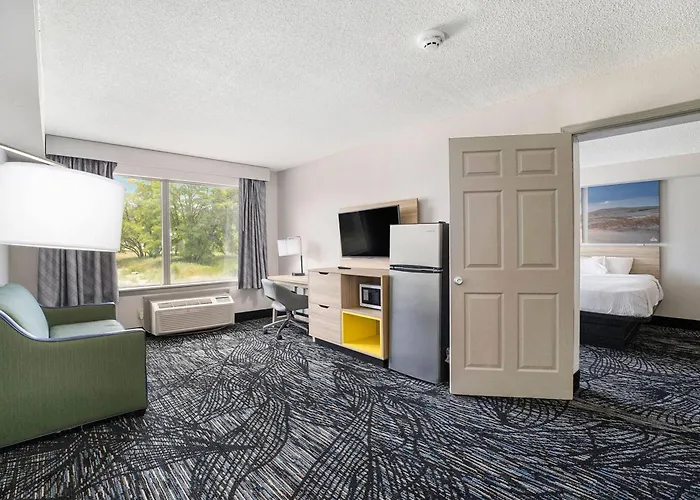 Days Inn & Suites By Wyndham Norton Shores Muskegon Muskegon Heights