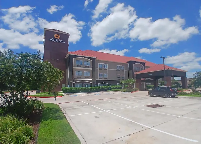 La Quinta Inn & Suites By Wyndham Mercedes Outlet Mall