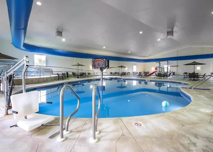 Comfort Suites Johnson Creek Conference Center
