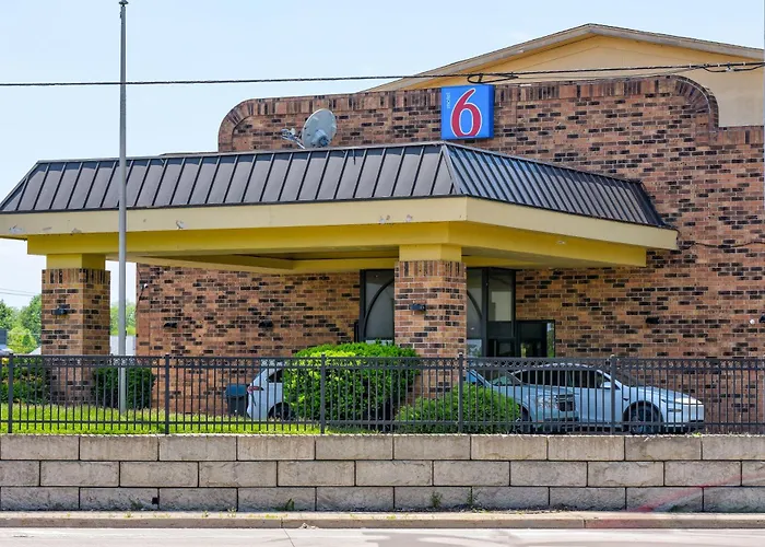 Motel 6-, Il