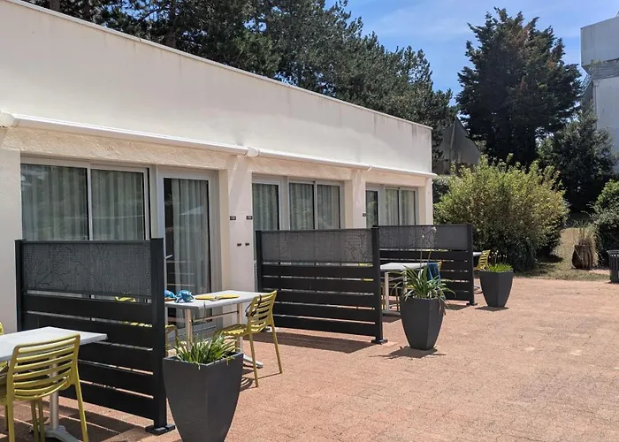 Résidence avec Piscine face au port 200m plage