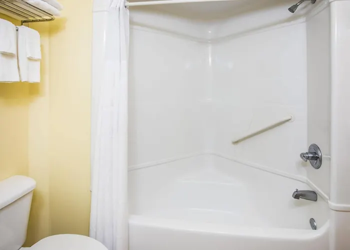 Days Inn & Suites By Wyndham Augusta Near Fort Eisenhower