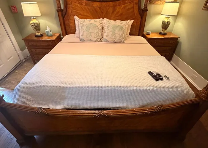 Casablanca Inn On The Bay- Exclusively For Guests 21 & Over