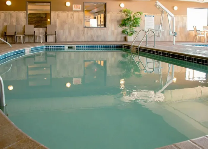 Grand Forks Lodge And Suites
