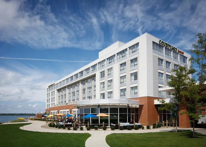Courtyard By Marriott Bayfront