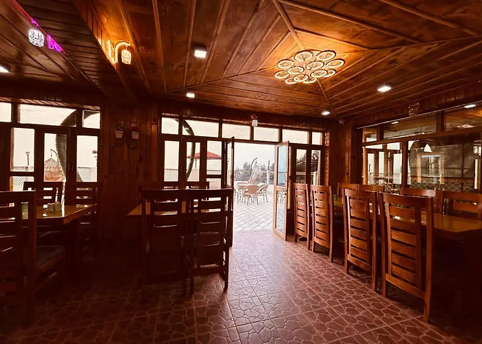 Pine View Luxury Resort With Mountain View & Premium Rooms