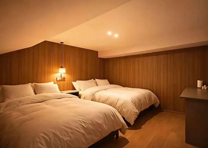 马蒂斯酒店 上海浦东机场店 Matisse American Graffiti Style Hotel Shanghai & Free Airport Pick-Up & Drop-Off 24 &7 Service500 Meters Straight From Airport Beautiful Courtyard Laundry Service