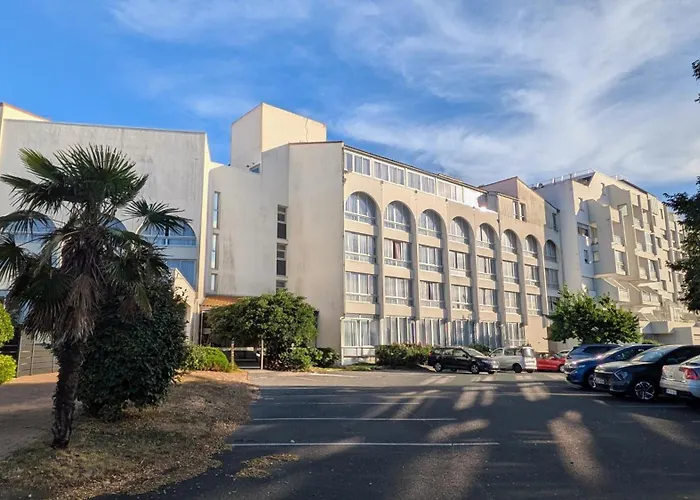 Résidence avec Piscine face au port 200m plage