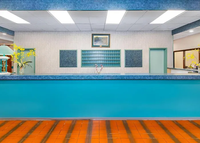 Crestwood Hotel