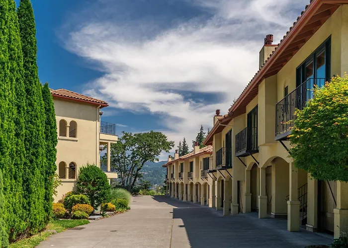 Columbia Cliff Villas