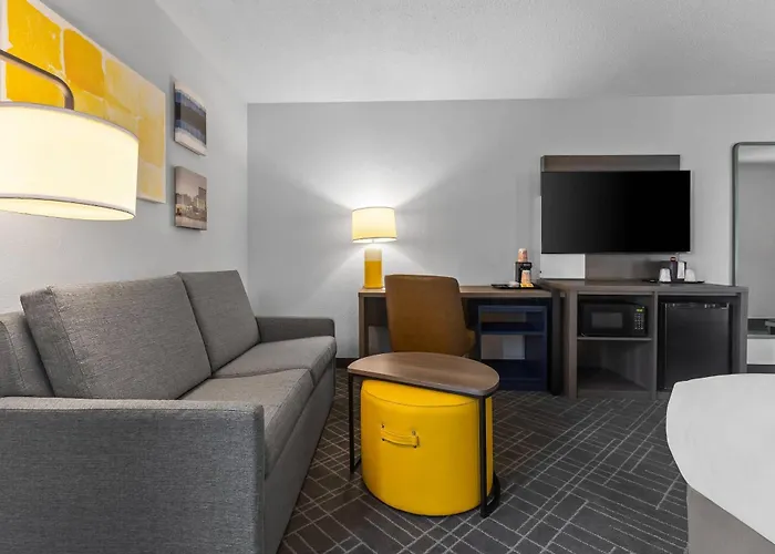 Comfort Inn & Suites Evansville Airport
