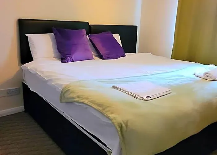 Spacious 3-Bedroom W/ Private Garden In Coventry