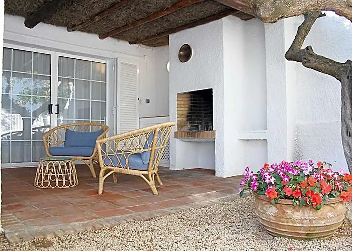 Lovely Villa Next To The Beach