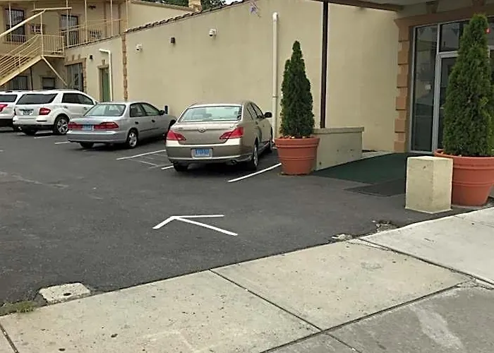 Waterbury Big Apple Motel