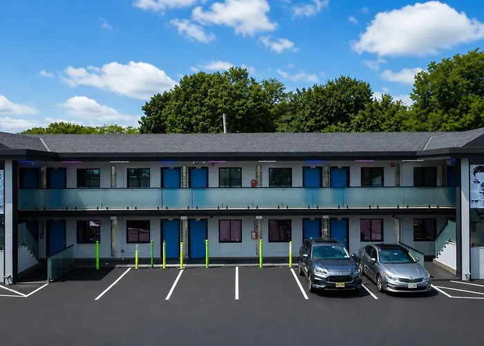 Hotel Opus Bronx Near Bay Plaza Mall