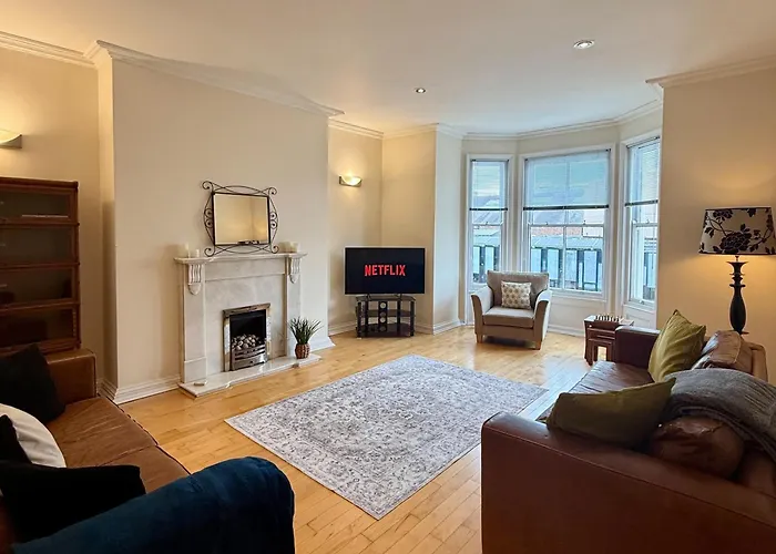 Luxury 3 Bed Apartment, Gated Parking, City Centre