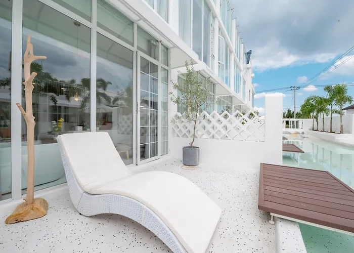 途庐荟酒店 浦东机场店 Tulu Hui Hotel Provides 24 Hour Free Airport And Disneyland Shuttles An Elegant Courtyard With Sun Loungers Laundry And Food Delivery Services Finely Designed Rooms For A Pleasant