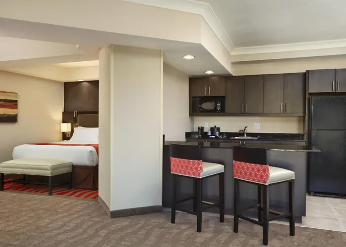 Holiday Inn Express & Suites Naples Downtown - 5Th Avenue By Ihg