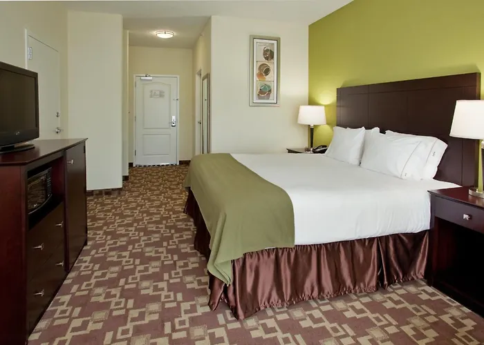 Holiday Inn Express Hotel & Suites Kansas City Sports Complex By Ihg