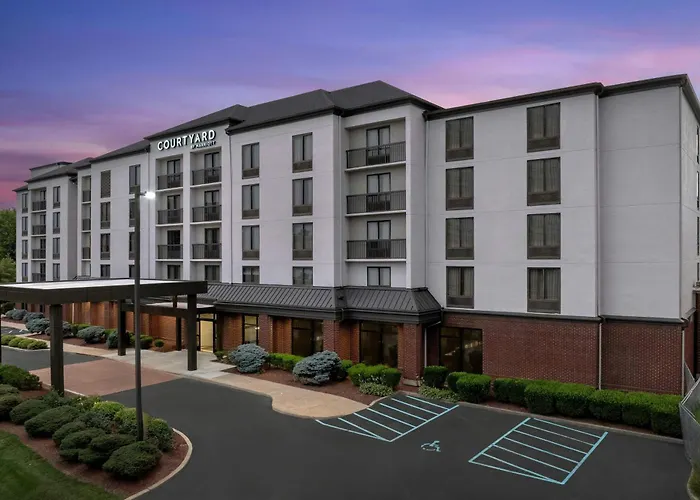 Courtyard By Marriott Bloomington