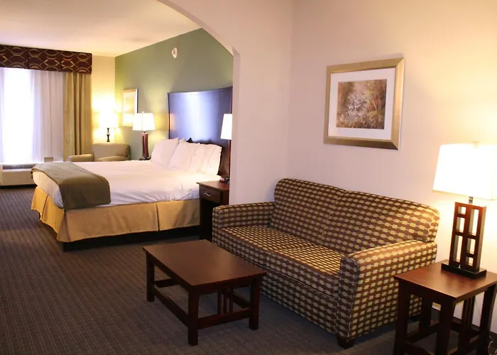 Holiday Inn Express Pratt By Ihg