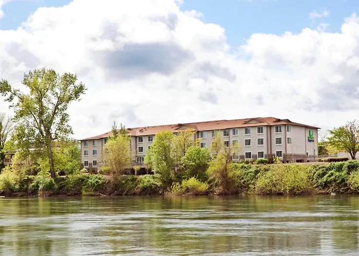 Holiday Inn Express -On The River By Ihg