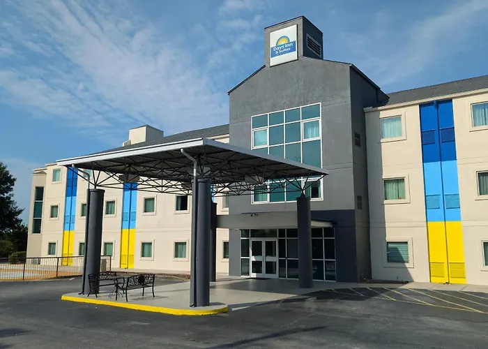 Days Inn & Suites By Wyndham Augusta Near Fort Eisenhower